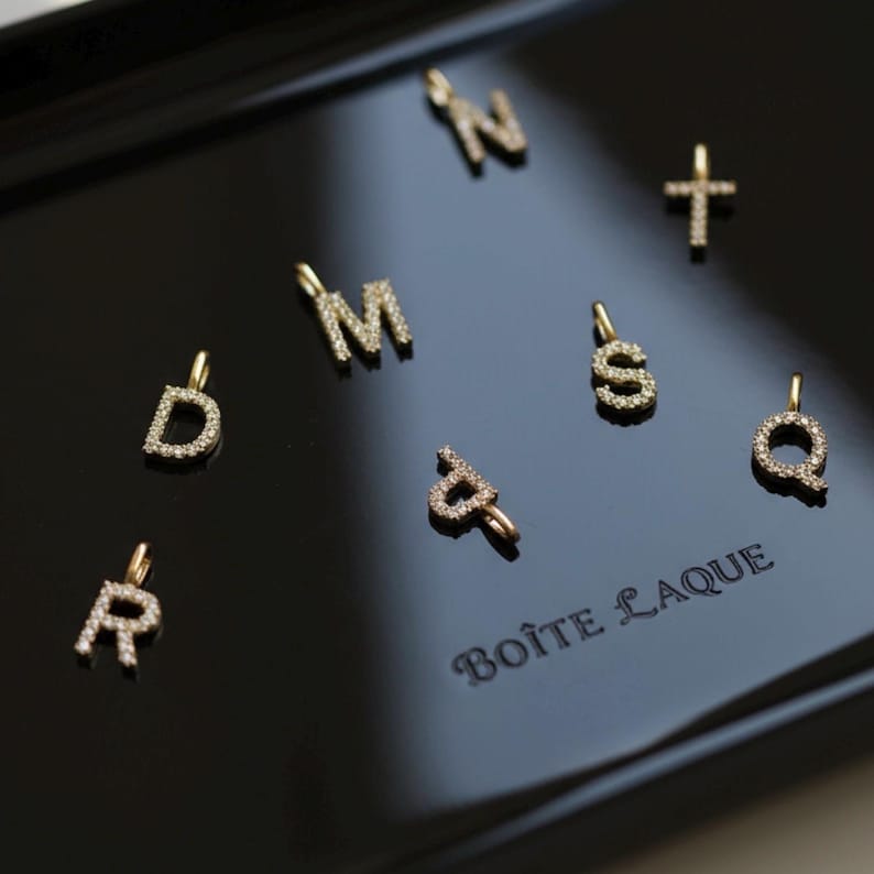 Elegant hänge med alfabetet och diamanter i massivt 9K guld | Anpassat initialhalsband med berlock | Tyst lyxgåva till henne | Eleganta minimalistiska smycken bild 5
