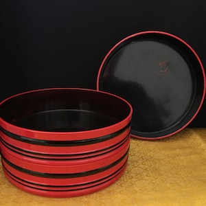 赤と黒の漆塗りのスタッキングトレイ（重箱）