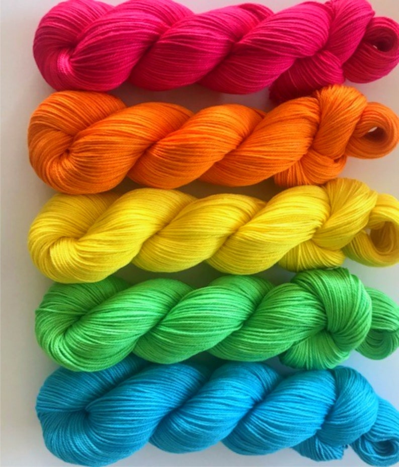 Kit de fil végétalien Doigté teint à la main / Poids de la chaussette Coton bambou Arc-en-ciel néon 3 plis Cinq écheveaux de 320 verges Fibre teinte indépendante semi-solide image 2