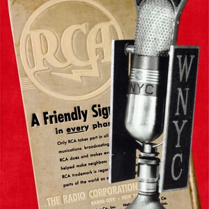 Könnte beinhalten: Vintage silbernes Mikrofon mit einem Mesh-Kopf, positioniert vor einem schwarz-weißen Schild mit der Aufschrift "WNYC". Eine beige Werbung mit dem RCA-Logo und dem Text "A Friendly Sign" befindet sich im Hintergrund. Der Hintergrund ist rot.