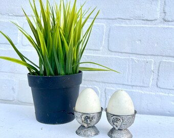 Saleros y pimenteros de Pascua vintage. Saleros y pimenteros con forma de huevo. Condimento para huevos. Decoración de Pascua.