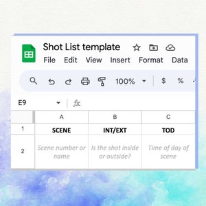 Puede incluir: Una captura de pantalla de una plantilla de hoja de cálculo de Google para una lista de tomas. La hoja tiene tres columnas etiquetadas como "SCENE", "INT/EXT" y "TOD". La primera fila tiene los números 1 y 2 en la primera columna, y la segunda fila tiene el texto "Número de escena o nombre", "¿La toma es en interiores o exteriores?" y "Hora del día de la escena".