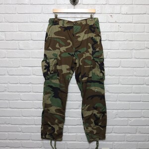 2000s woodland camo cargo pants size 34/31