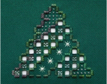 Puede incluir: Una tela verde con un diseño de árbol de Navidad bordado en blanco. El árbol está decorado con copos de nieve blancos.