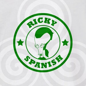 K&ouml;nnte beinhalten: Gr&uuml;ner Kreis mit den Worten "Ricky Spanish" und einem Comic-Alienkopf darin. Der Kreis hat zwei wei&szlig;e Sterne auf beiden Seiten des Alienkopfes.