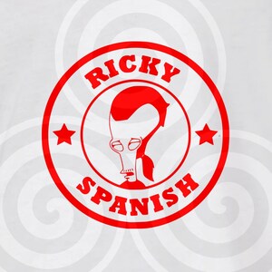 K&ouml;nnte beinhalten: Roter und wei&szlig;er runder Aufkleber mit dem Text "RICKY SPANISH" und einem Cartoon-Alienkopf in der Mitte.