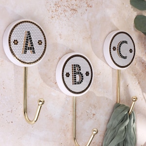 Monogram väggkrok, keramik och mässing initialbokstav, svart & guld brittisk pubkakel