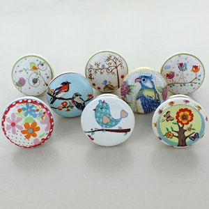 Pode incluir: Conjunto de 8 botões de cerâmica coloridos com desenhos de pássaros e flores. Os botões apresentam uma variedade de pássaros, flores e árvores. Os botões são perfeitos para adicionar um toque de fantasia a qualquer cômodo.