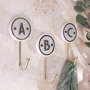 Gancho de pared con monograma, gancho con letra para azulejos de pub británico, gancho para abrigos con inicial en negro y dorado, gancho personalizado para pasillo - G Decor