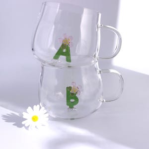 Bicchieri, Tazza in vetro con monogramma fatta a mano, Tazze da caffè personalizzate con lettere dell'alfabeto 3D dalla A alla Z, Tazza da tè floreale - Decorazione G