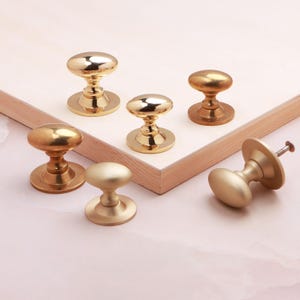 Oval mässingsknopp med rosett, 32 mm eller 38 mm massiv mässingsknopp i polerad, åldrad eller satinmässing, köksknopp