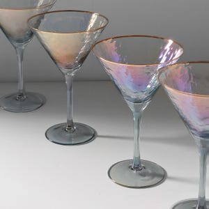 Juego de 4 copas de martini y cóctel martilladas en gris iridiscente hechas a mano con borde dorado de G Decor