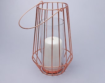 Geometrisk ljusstake i koppar, pelarlykta i glas, modern bordsdekoration