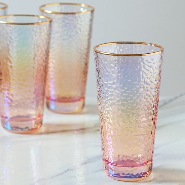Juego de 4 vasos G Decor hechos a mano con acabado martillado iridiscente perlado y borde dorado.