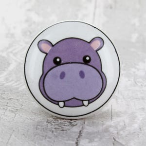 Set med 6 tecknade flodhästsknoppar i keramik till skåp | Multipack | Lådhandtag | Knoppar i butik