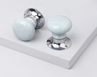 Juego de manijas de puerta empotradas de cerámica gris suave, hechas a mano, con esmalte craquelado G Decor: perillas giratorias con base cromada para puertas de interior y de dormitorio.