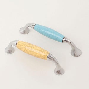 G Decor Quiet Living Auswahl handbemalte Soft Pastel Crackle Keramik Ziehgriff mit Chromhalterungen