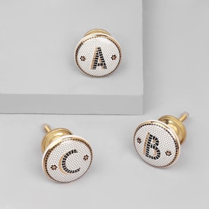Pomello per porta con monogramma in piastrelle da pub britanniche tradizionali G Decor, design con alfabeto nero e oro