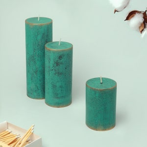 Świeca filarowa w stylu antycznym, ręcznie wykończona, w kolorze paproci i zieleni G Decor