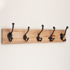 Support mural artisanal en bois de récupération et en fonte G Decor pour porte-manteaux et chapeaux vintage à 5 crochets