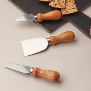 G Decor A set of 3 Cheese Knives and Board