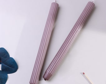 Zestaw 2 świec stożkowych w kolorze śliwkowo-fioletowym, żebrowanych, bardzo wysokich, 30 cm, aksamitnych świeczników obiadowych