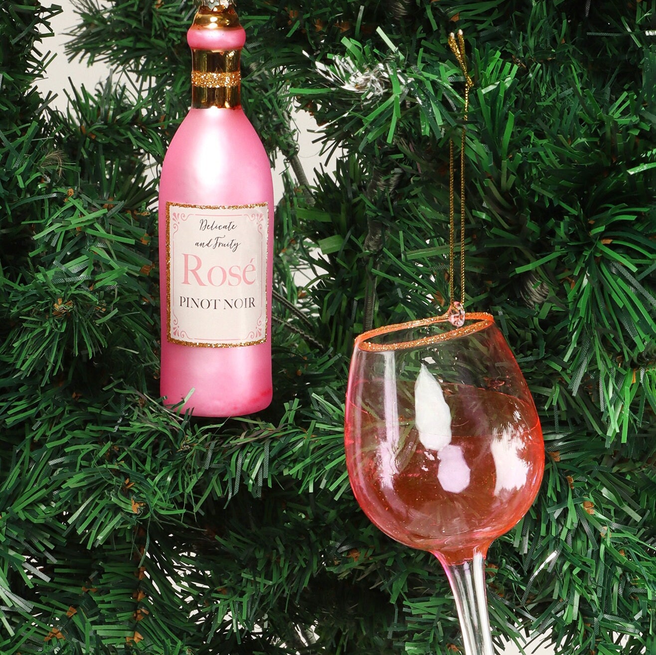 Due Vetri Del Vino Rosso Contro Il Fondo Dell'albero Di Natale Immagine Stock - Immagine di