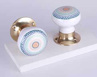 Zestaw ręcznie robionych ceramicznych klamek do drzwi wpuszczanych G Decor Positive Energy Aura, gałki do drzwi wewnętrznych z mosiężnym wykończeniem