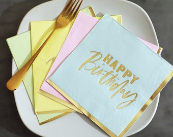 G Decor Set mit 16 pastellfarbenen 3-lagigen Papierservietten mit „Happy Birthday“ und Goldrändern