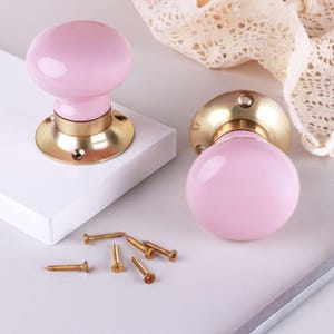 G Decor The Brassworks Edit Set rosa di maniglie per porte a mortasa in ceramica e porcellana fatte a mano, pomelli girevoli interni con finitura in ottone massiccio