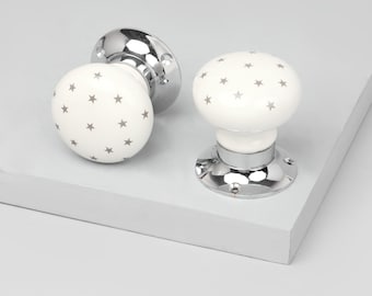 Colección G Decor The Little Stars: Juego de pomos de cerámica blanca con estrellas grises y base cromada para puertas interiores.