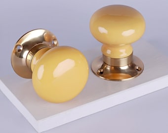 Juego de manijas de puerta de cerámica embutida artesanales en amarillo arena de G Decor The Brassworks Edit, perillas giratorias internas con acabado de latón macizo.