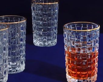 Juego de 4 vasos altos texturizados vintage Dante de G Decor, elegante vajilla con borde dorado.
