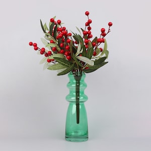 G Decor Feestelijke rode hulst met de hand afgewerkt groen blad kersttak en stengel bessendecoratie