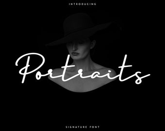 Può includere: Un'immagine in bianco e nero di una donna che indossa un cappello a tesa larga. Il testo "Portraits" è scritto in bianco, in corsivo, sotto la testa della donna. Il testo "SIGNATURE FONT" è scritto in bianco, in più piccolo, sotto la parola "Portraits".