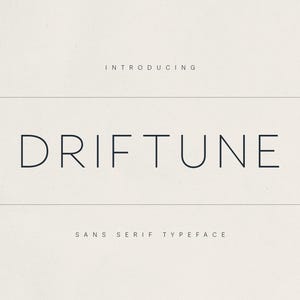 Peut inclure: Présentation minimaliste du mot "DRIFTUNE" en police sans serif. Le texte est centré sur un fond beige clair, avec "INTRODUCING" au-dessus et "SANS SERIF TYPEFACE" en dessous, séparés par de fines lignes horizontales.