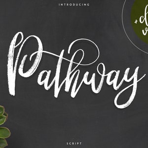 Puede incluir: Fuente de escritura manuscrita blanca sobre fondo negro. La palabra "Pathway" está escrita en una fuente de escritura estilizada. Los textos "Introducing" y "Script" también están escritos en blanco sobre fondo negro. Un círculo verde con el texto "clean version" se encuentra en la esquina superior derecha de la imagen.