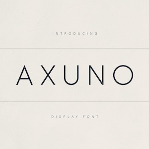 Könnte beinhalten: Minimalistisches Design mit dem Wort „AXUNO“ in einer serifenlosen Schriftart, mit dem Text „INTRODUCING“ darüber und „DISPLAY FONT“ darunter. Der Text ist dunkel auf hellem Beige.