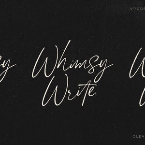 Puede incluir: Fuente de escritura Whimsy Write en blanco sobre fondo negro. La fuente se muestra en estilo limpio y áspero.