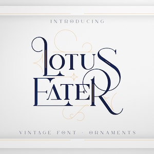 Puede incluir: Presentación de Lotus Eater, una fuente vintage y un diseño de ornamento. El texto está en azul oscuro con acentos dorados.