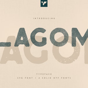 Pode incluir: Um design gráfico para um tipo de letra chamado "Lagom" com um visual desgastado e vintage. O texto está em cinza escuro com um fundo texturizado. O texto "Lagom" é repetido duas vezes, com a segunda instância em cinza mais claro e ligeiramente deslocada da primeira.