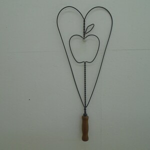 Antique Rug Beater Primitive Heart Metal Wire Wire Rug 