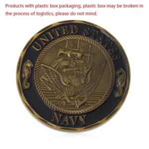 Peut inclure: Une pièce de monnaie de défi de la marine américaine de couleur dorée avec une bordure en émail noir. La pièce représente un aigle aux ailes déployées, un navire et les mots "UNITED STATES NAVY".