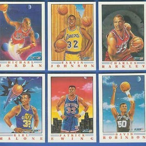 Puede incluir: Un collage de nueve tarjetas de intercambio con jugadores de baloncesto de la NBA. Las tarjetas son del set de tarjetas de baloncesto Fleer de 1997. Los jugadores que aparecen son Michael Jordan, Earvin Johnson, Charles Barkley, Karl Malone, Patrick Ewing y David Robinson.