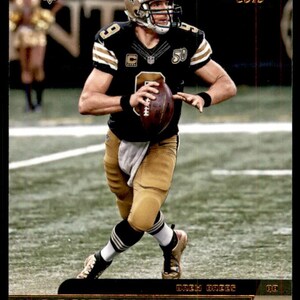 Op de afbeelding: Een American footballspeler in een zwart en gouden uniform met nummer 50 op het shirt. De speler houdt een voetbal vast en rent met de bal. De speler draagt een zwarte helm met een gouden Saints-logo. De afbeelding is uit de Certified Cuts-serie van 2017. De tekst "Canton Bound" staat onderaan de afbeelding.