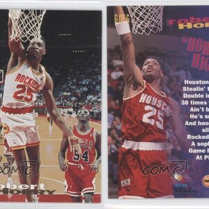 Op de afbeelding: Een vintage verzamelkaart met een basketballer in een rood-wit uniform met nummer 25 op de voorkant. De kaart heeft een witte achtergrond met zwarte tekst die "Robert Horry" en "Horry's High" luidt. De tekst bevat ook een citaat over de prestaties van de speler. De kaart is uit het seizoen 1993-94.