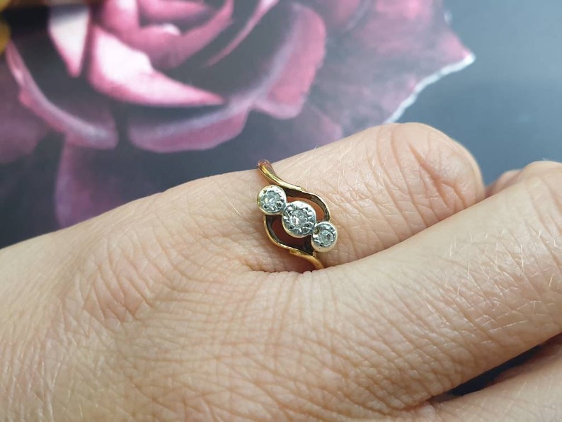 Art Deco Three Stone Diamond Bypass Ring 18ct Yellow Gold and Platinum size J 12 or U.S 5
