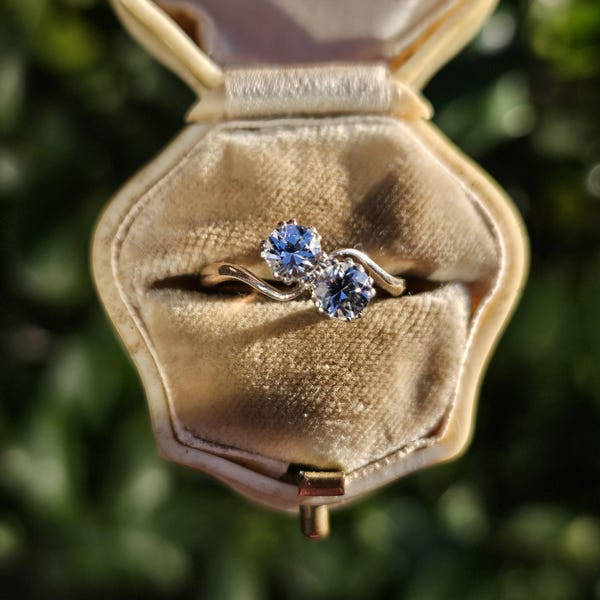 Anillo Toi Et Moi Art Deco de oro blanco y amarillo de 9 quilates con zafiro blanco Anillo Toi Et Moi de 9 quilates de la década de 1930 con zafiro blanco de talla redonda, talla M del Reino Unido o 6,25 de EE. UU.
