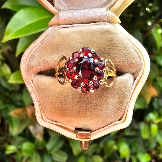9ct yellow gold Garnet & Diamond ring. 9ct yellow gold Garnet & Diamond ring.
