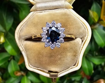 Vintage jaren '80 18ct goud donkerblauwe saffier met diamanten Halo Ring Royal Blue Sapphire en Diamond Cluster verlovingsring UK maat V of US 10,5